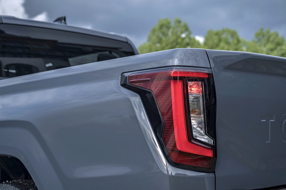ภาพรายละเอียดงานออกแบบและอุปกรณ์ของ Toyota Hilux BEV 2026 รุ่น High Grade สี Ash Grey ลำดับ 003