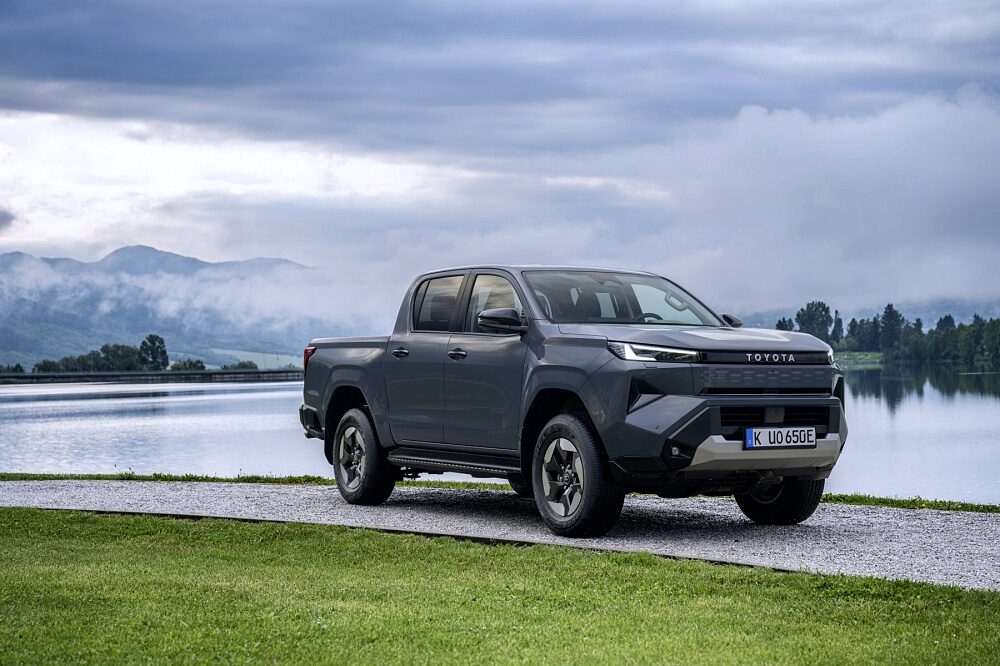 ภาพภายนอกแบบจอดนิ่งของ Toyota Hilux BEV 2026 รุ่น High Grade สี Ash Grey ลำดับ 001