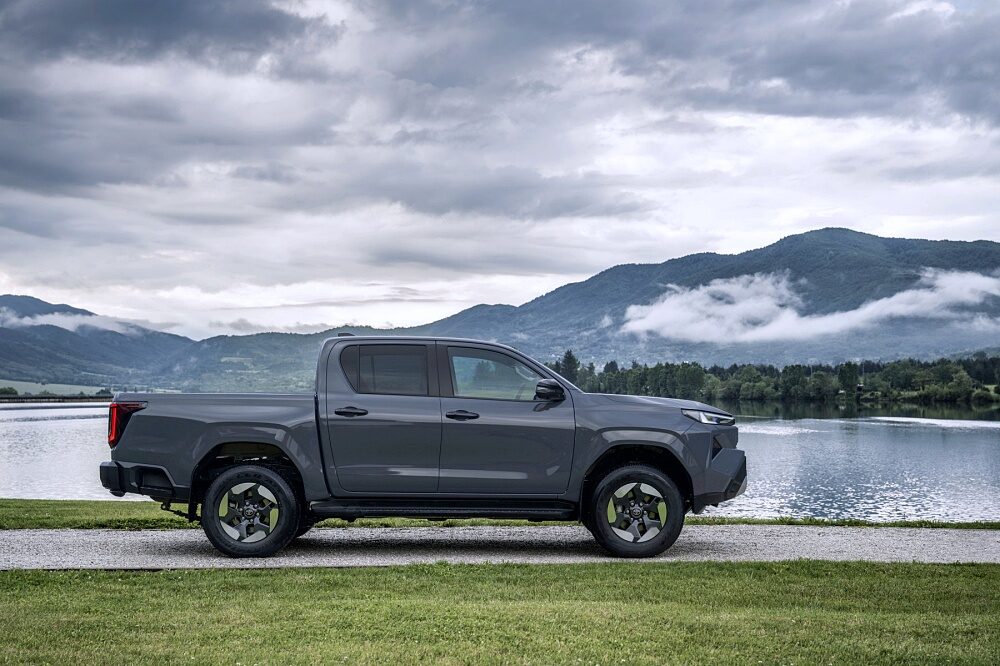ภาพภายนอกแบบจอดนิ่งของ Toyota Hilux BEV 2026 รุ่น High Grade สี Ash Grey ลำดับ 002