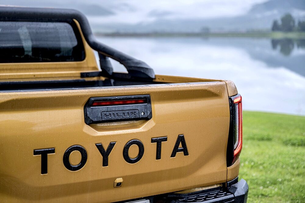 ภาพรายละเอียดงานออกแบบและอุปกรณ์ของ Toyota Hilux Hybrid 48V 2026 รุ่น Invincible สี Sulphur Yellow ลำดับ 001