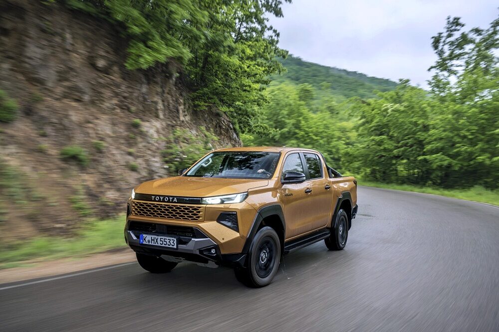 ภาพขับขี่แบบไดนามิกของ Toyota Hilux Hybrid 48V 2026 รุ่น Invincible สี Sulphur Yellow ลำดับ 001