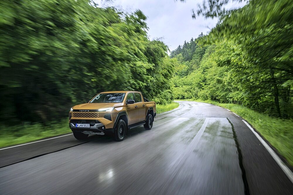 ภาพขับขี่แบบไดนามิกของ Toyota Hilux Hybrid 48V 2026 รุ่น Invincible สี Sulphur Yellow ลำดับ 002