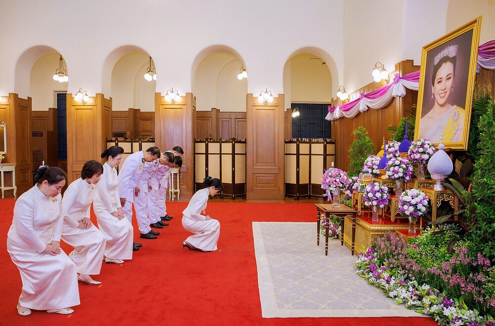 การจัดเรียงพานพุ่มสักการะด้วยความเรียบร้อย สำหรับวันวิเศษในฉายาพระมหากษัตริย์