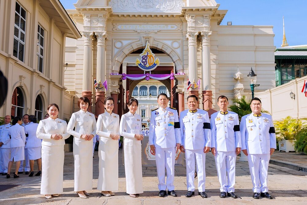 มุมมองรวมของการจัดแสดงพานพุ่มสักการะ พร้อมคณะเจ้าหน้าที่