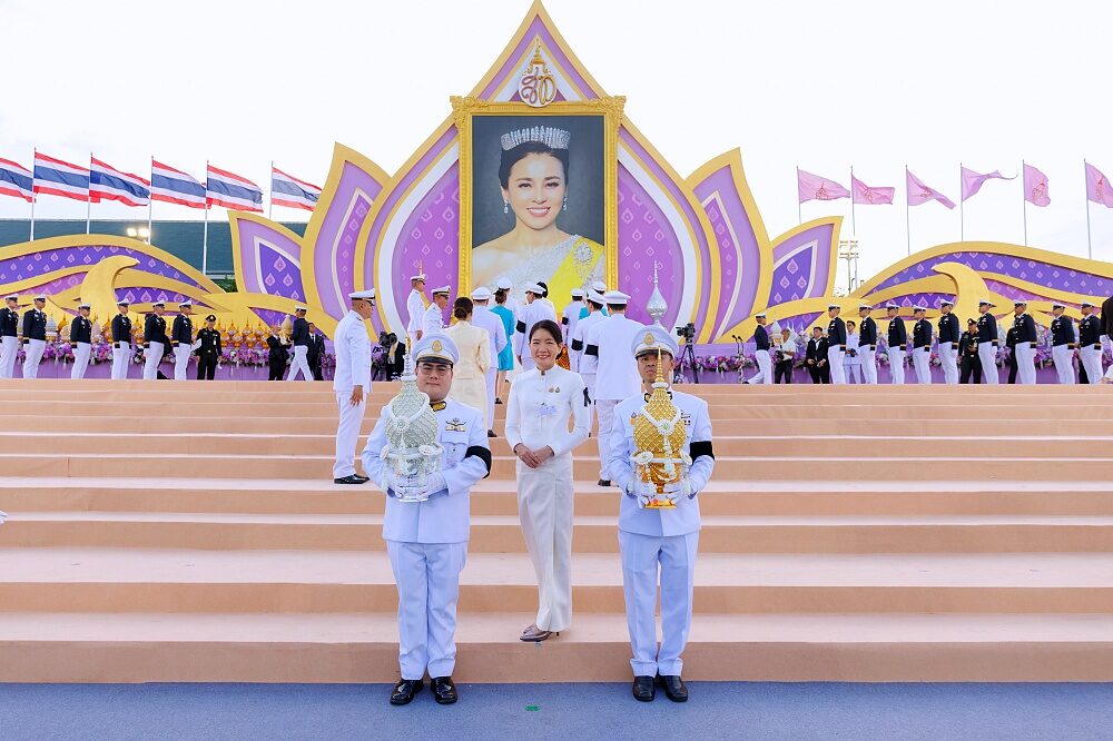 ผู้คนมากมายร่วมถวายพานพุ่มสักการะเนื่องในวันเฉลิมพระชนมพรรษาสมเด็จพระนางเจ้าสุทิดาฯ