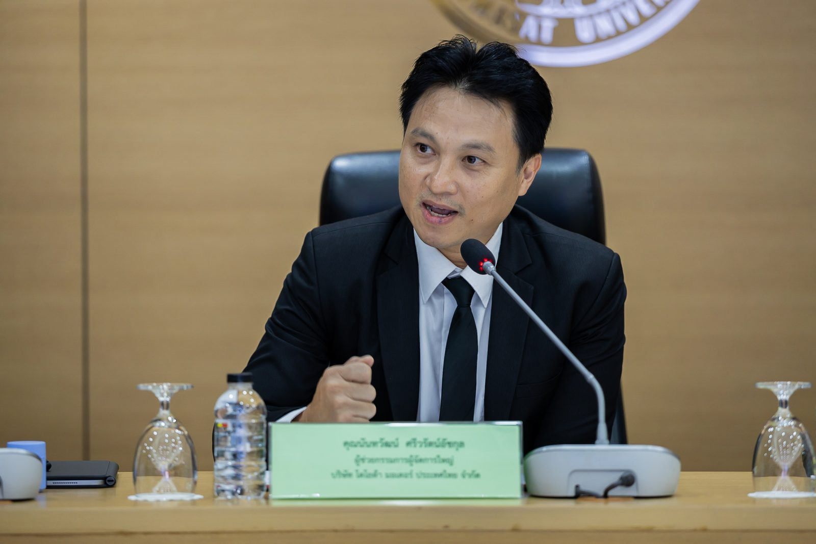 นักศึกษาทุนโตโยต้าและธรรมศาสตร์ถ่ายภาพร่วมกับผู้บริหารเป็นที่ระลึก