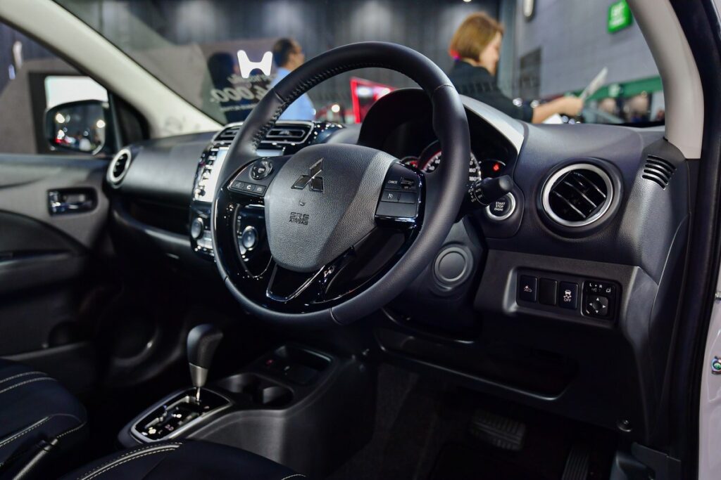 ห้องโดยสาร Mitsubishi Attrage 2026 พร้อมพวงมาลัยและคอนโซลหน้า
