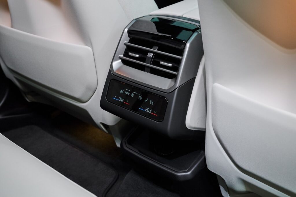 คอนโซลกลางตอนหลังของ BMW iX5 60 xDrive 2026 พร้อมช่องแอร์และแผงควบคุม
