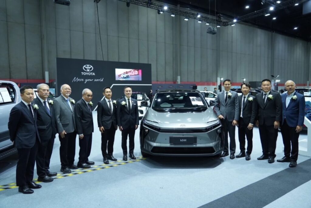 ผู้บริหาร Toyota ร่วมถ่ายภาพกับรถจัดแสดงในบูธ FAST Auto Show Thailand 2026