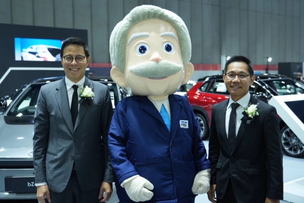 ผู้บริหาร Toyota และมาสคอตในบูธ Toyota งาน FAST Auto Show 2026