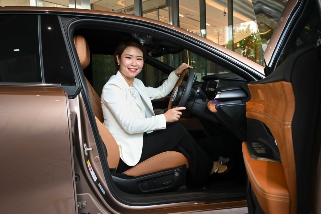 ลูกค้ากลุ่มแรกนั่งในห้องโดยสาร Mazda6e 2026 ระหว่างพิธีส่งมอบ