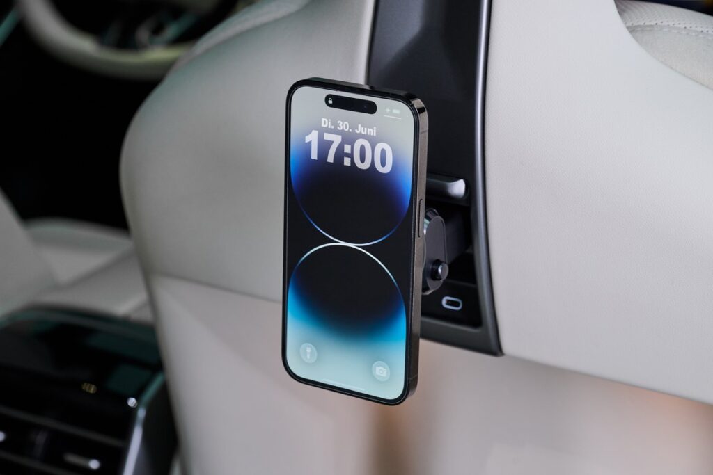 สมาร์ทโฟนแสดงระบบดิจิทัลคีย์ในห้องโดยสาร BMW iX5 60 xDrive 2026