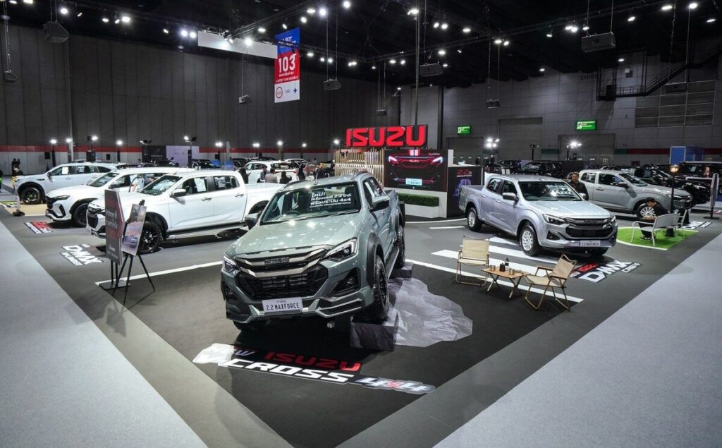 บรรยากาศบูธ Isuzu พร้อม MU-X และ D-MAX ในงาน FAST Auto Show 2026