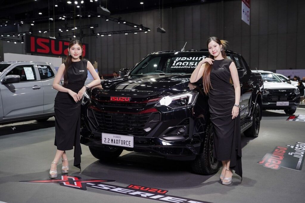 พรีเซนเตอร์ Isuzu ข้างรถ X-Series สีดำในงาน FAST Auto Show 2026