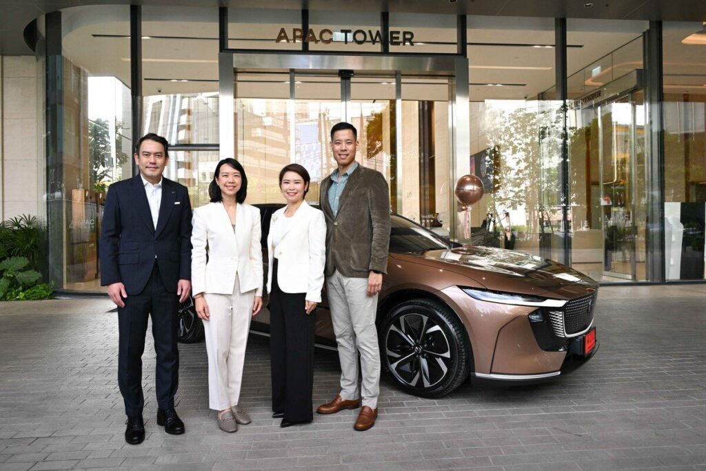 ผู้บริหารมาสด้าและลูกค้าร่วมถ่ายภาพหน้า Mazda6e 2026