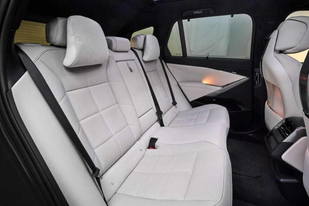 เบาะนั่งตอนหลัง BMW iX5 60 xDrive 2026 สีอ่อนในห้องโดยสาร