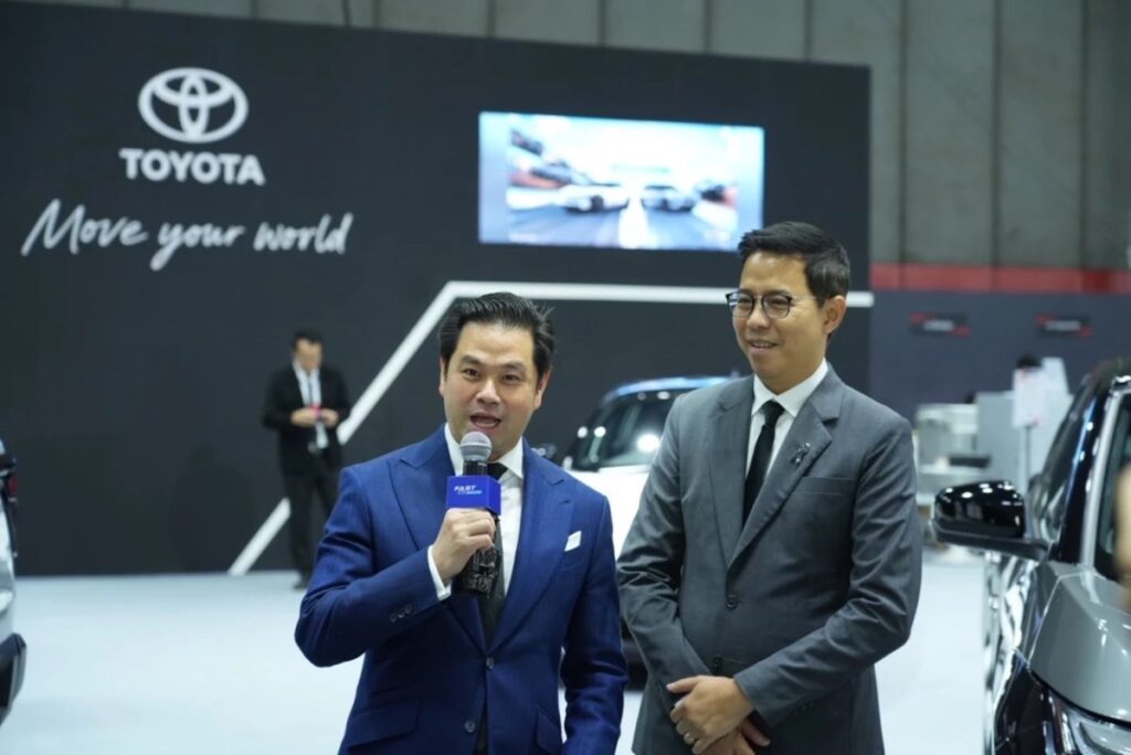 ผู้บริหาร Toyota ให้ข้อมูลในบูธ FAST Auto Show Thailand 2026