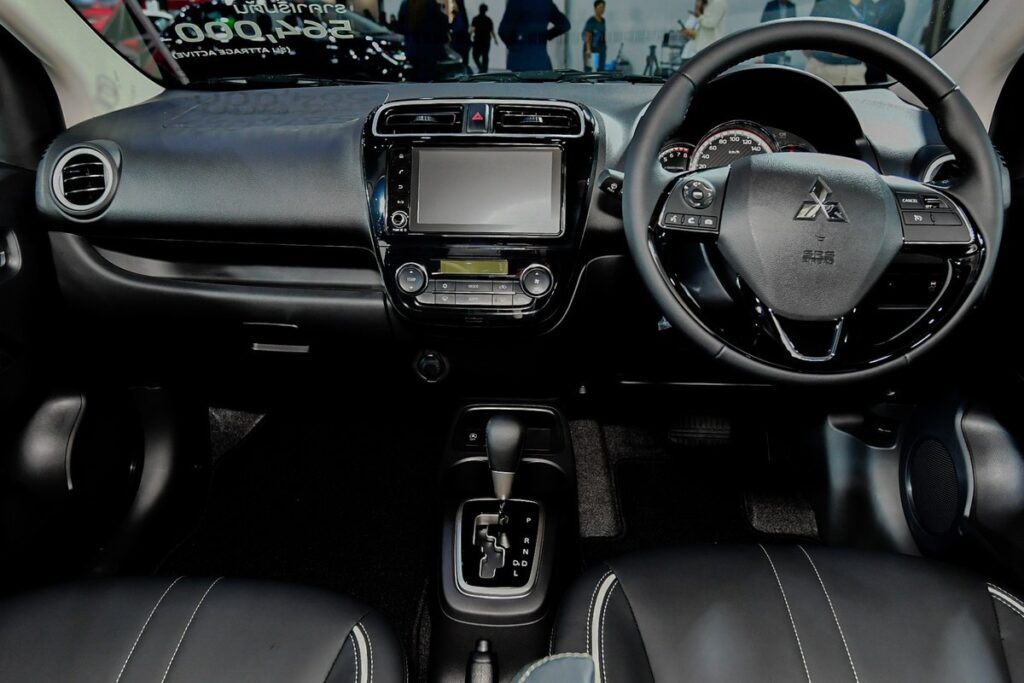 คอนโซลหน้า Mitsubishi Attrage 2026 พร้อมหน้าจอกลางและพวงมาลัย
