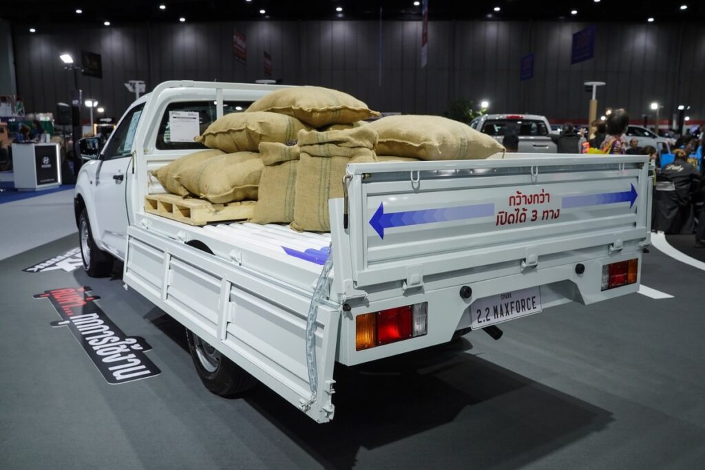 ISUZU D-MAX SPARK Cab-Chassis 2.2 Ddi MAXFORCE บรรทุกกระสอบในงาน FAST Auto Show 2026
