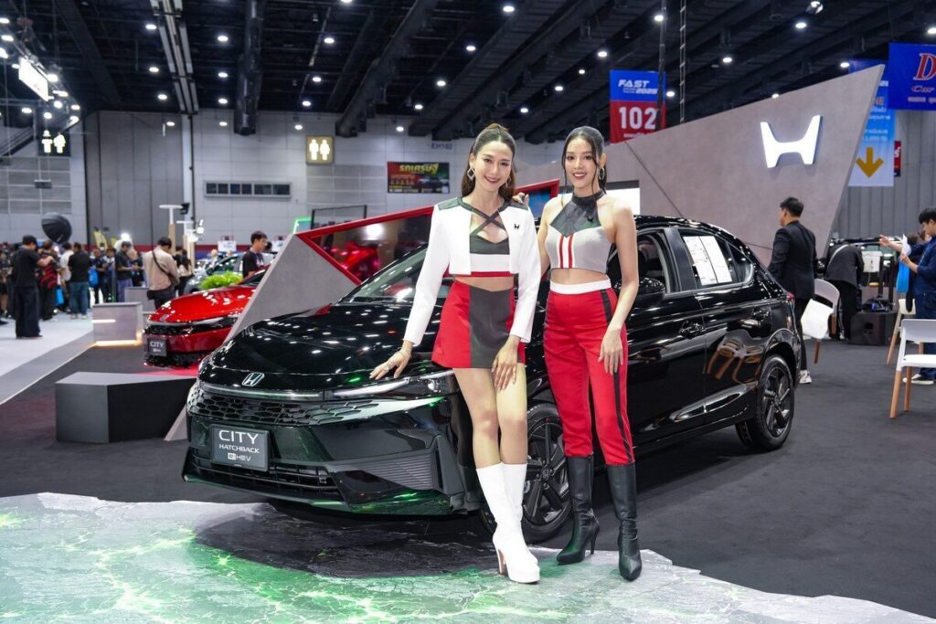 Honda Civic e:HEV ในบูท Honda พร้อมพรีเซนเตอร์ในงาน FAST Auto Show 2026