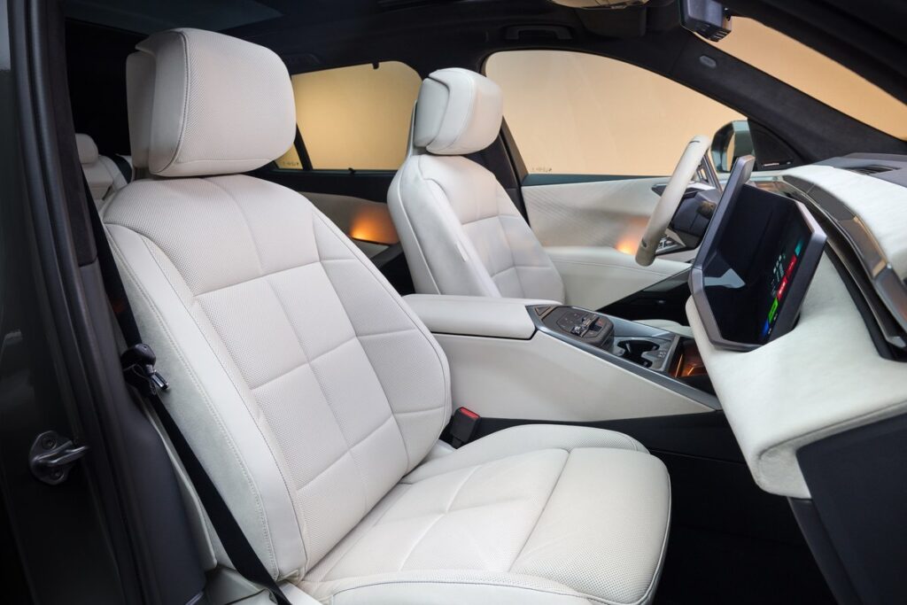 เบาะนั่งคู่หน้าและแผงคอนโซล BMW iX5 60 xDrive 2026