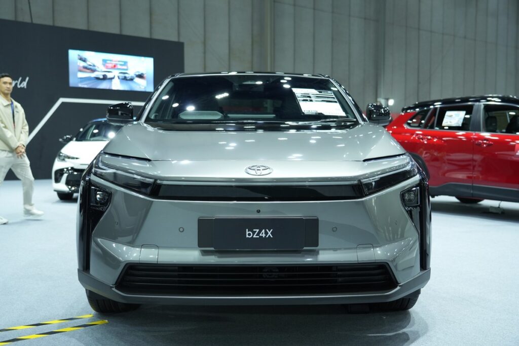 Toyota bZ4X 2026 มุมด้านหน้าในงาน FAST Auto Show 2026