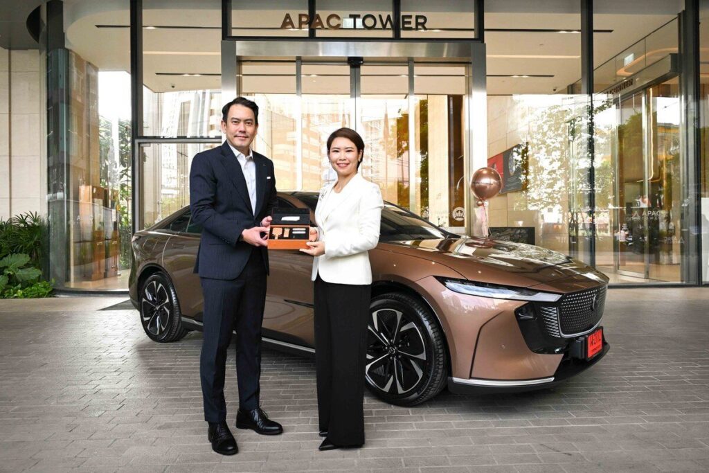ผู้บริหารมาสด้าส่งมอบกุญแจ Mazda6e 2026 ให้ลูกค้ากลุ่มแรก