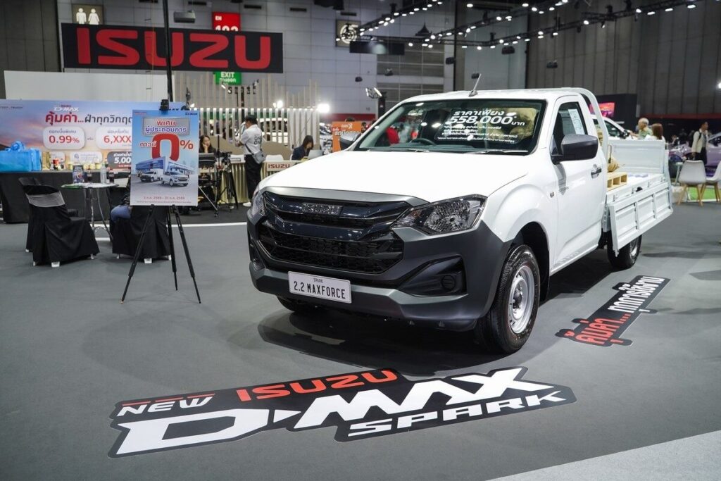 ISUZU D-MAX SPARK Cab-Chassis 2.2 Ddi MAXFORCE สีขาวมุมหน้า