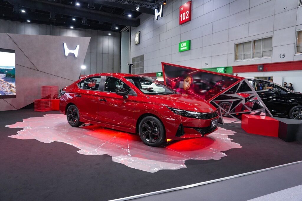 Honda Civic e:HEV สีแดงในบูท Honda FAST Auto Show 2026