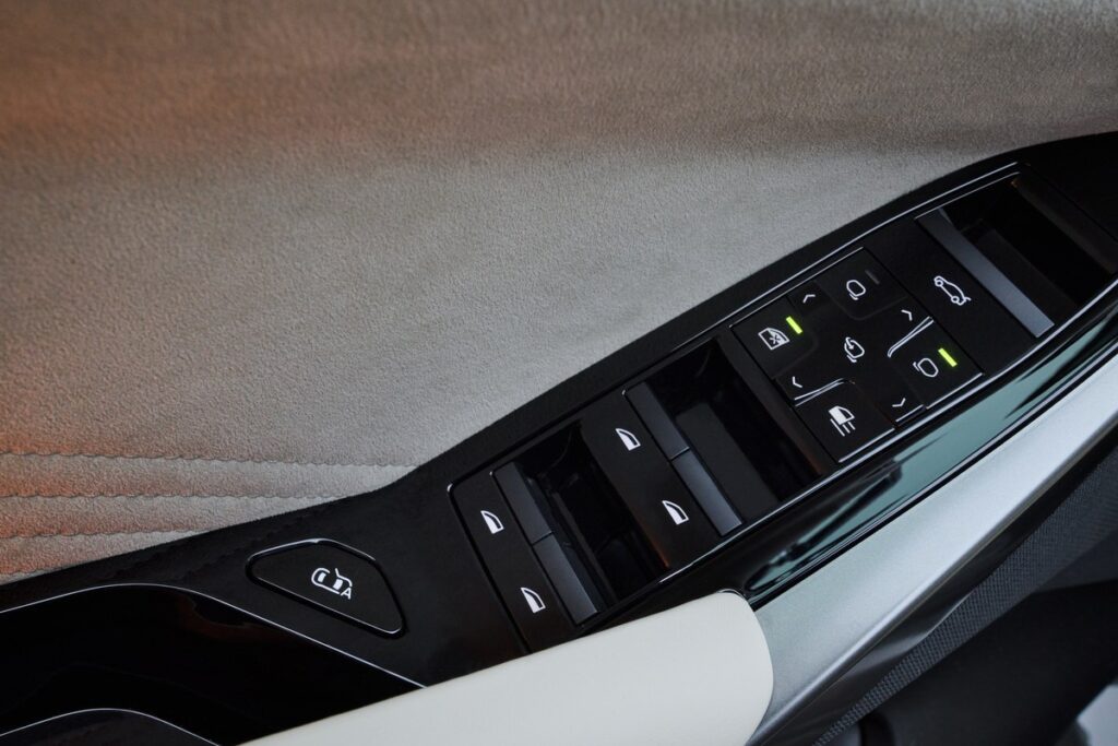 แผงควบคุมบริเวณประตู BMW iX5 60 xDrive 2026