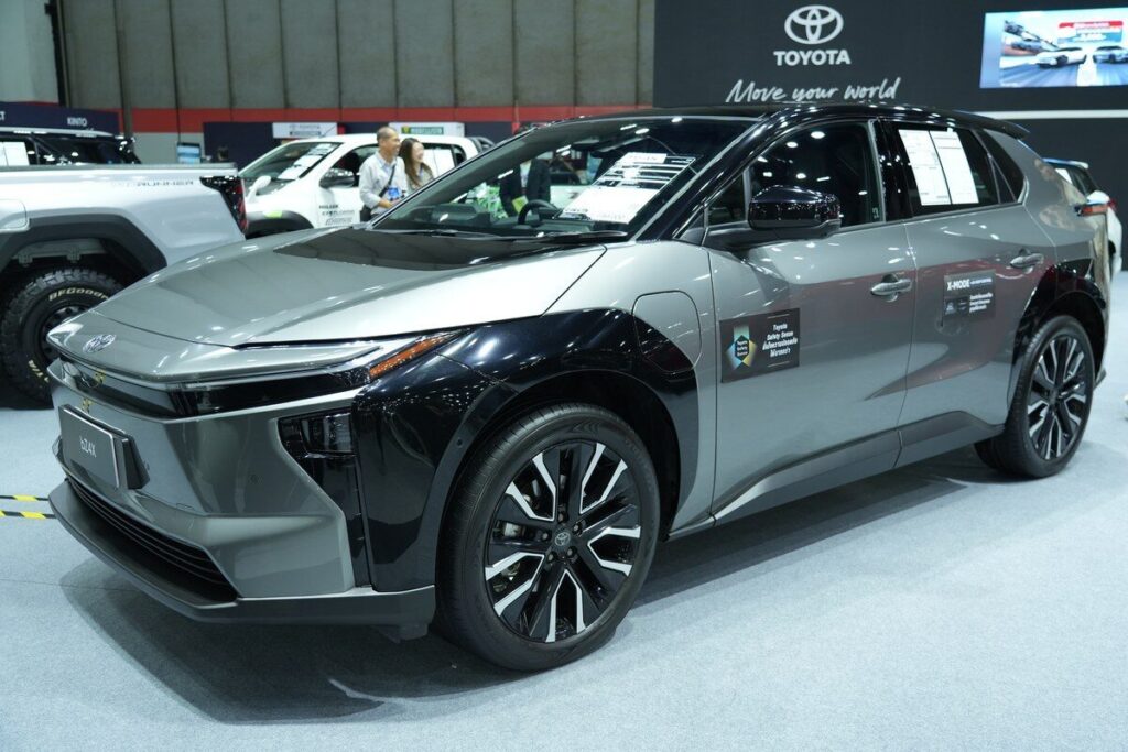 Toyota bZ4X 2026 มุมด้านข้างหน้าในงาน FAST Auto Show 2026