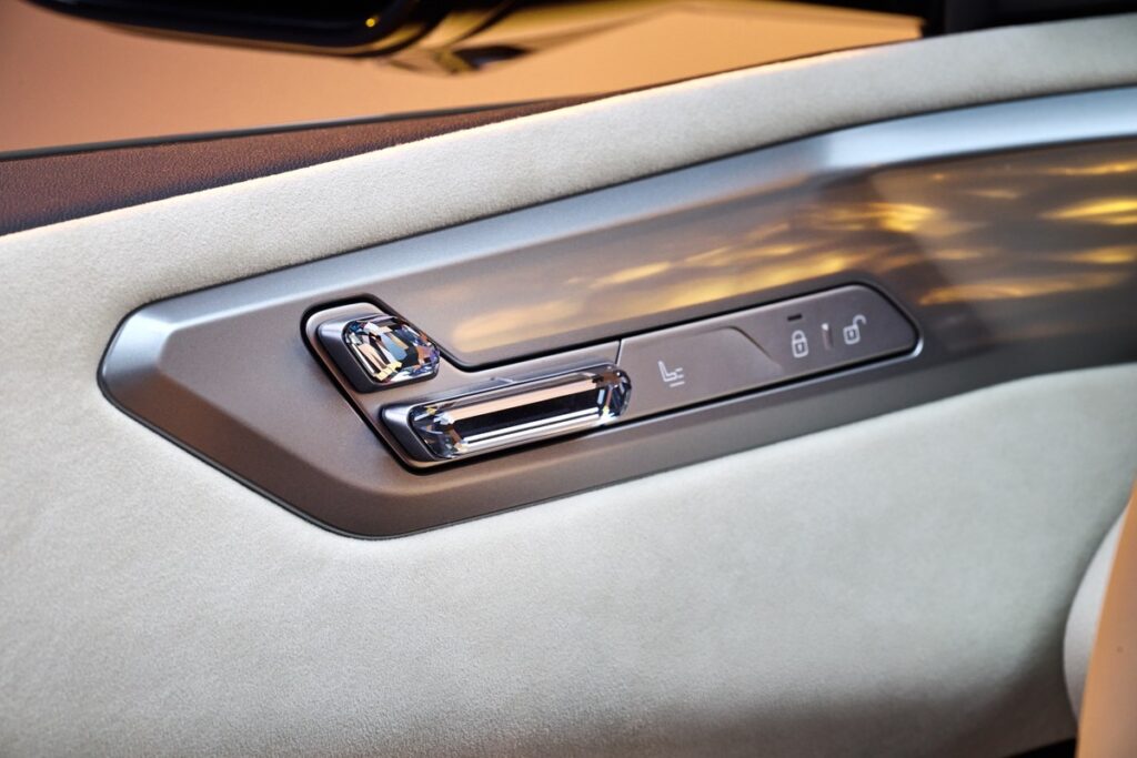 แผงประตู BMW iX5 60 xDrive 2026 พร้อมปุ่มควบคุมและแถบตกแต่ง
