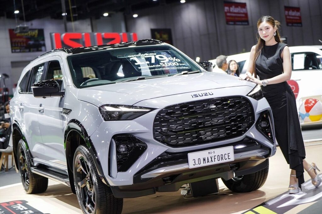 พรีเซนเตอร์ Isuzu ข้าง MU-X THE NEXT PEAK Active สีขาว