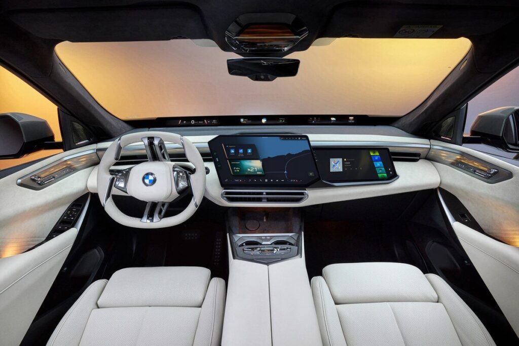 ห้องโดยสาร BMW iX5 60 xDrive 2026 มุมกว้างพร้อมหลังคาและคอนโซลดิจิทัล