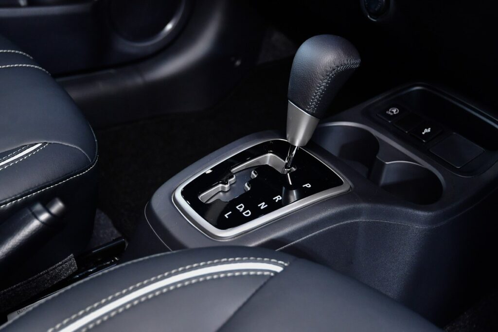 คันเกียร์และคอนโซลกลาง Mitsubishi Attrage 2026