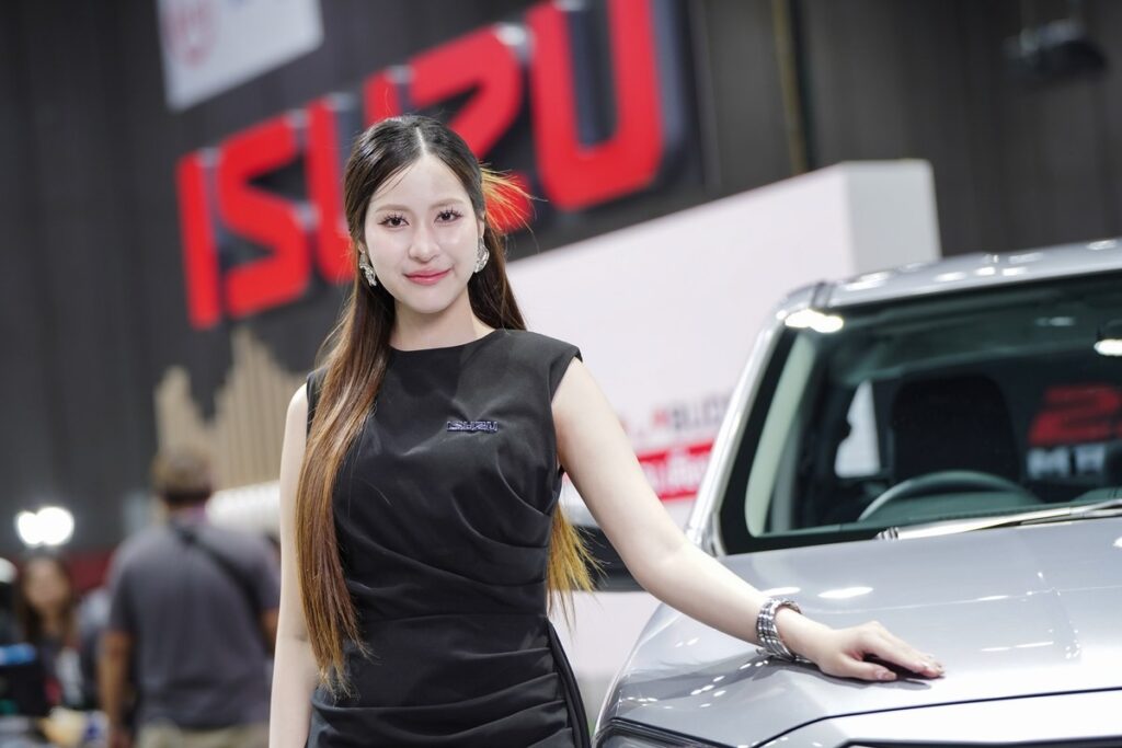 พรีเซนเตอร์ Isuzu ในบรรยากาศบูธ FAST Auto Show 2026