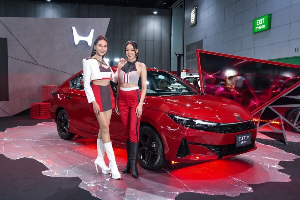Honda Civic e:HEV พร้อมพรีเซนเตอร์ในโซนจัดแสดง
