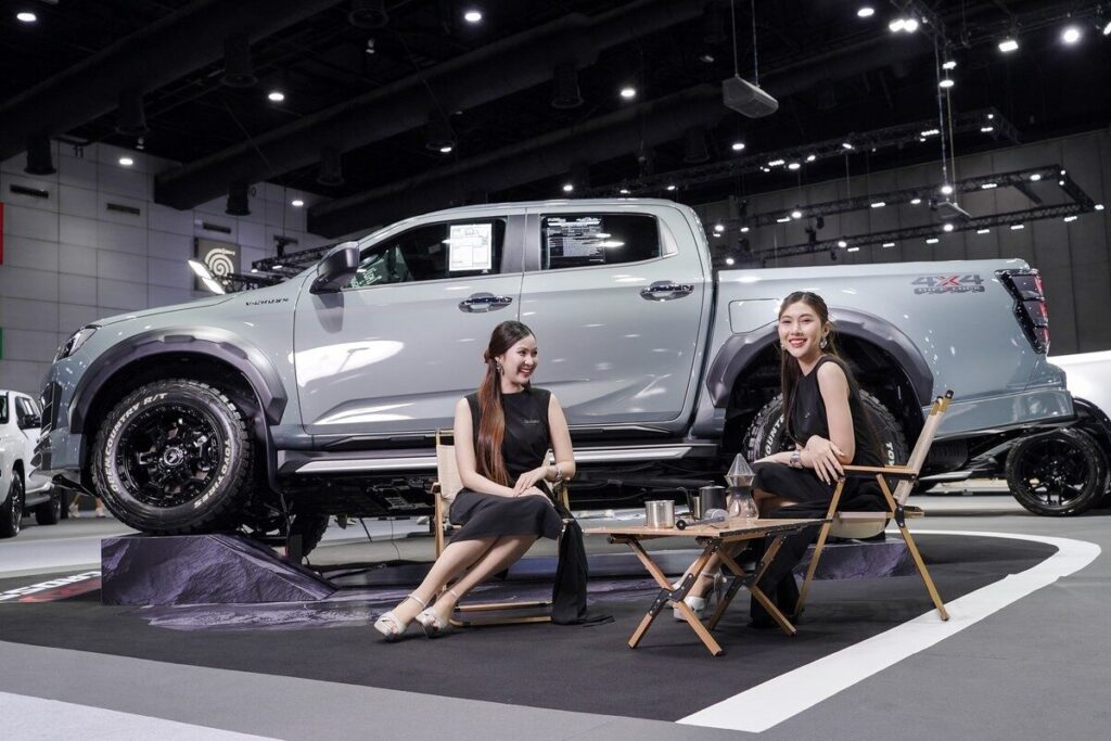 พรีเซนเตอร์ Isuzu กับรถกระบะตกแต่งพิเศษในบูธ FAST Auto Show 2026