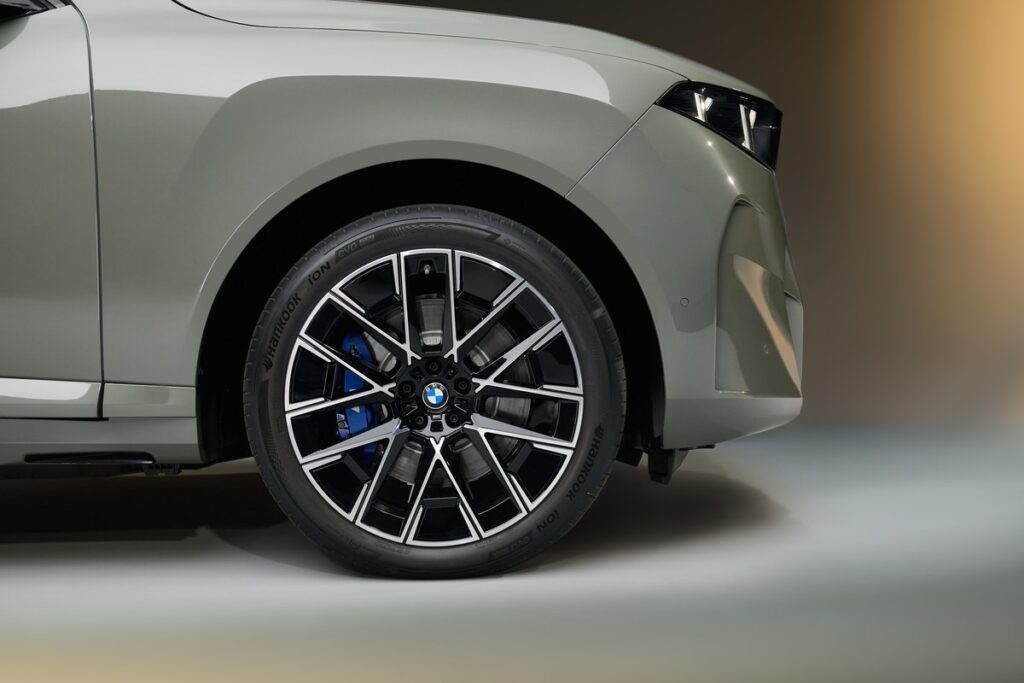 ล้ออัลลอยและซุ้มล้อหน้า BMW iX5 60 xDrive 2026