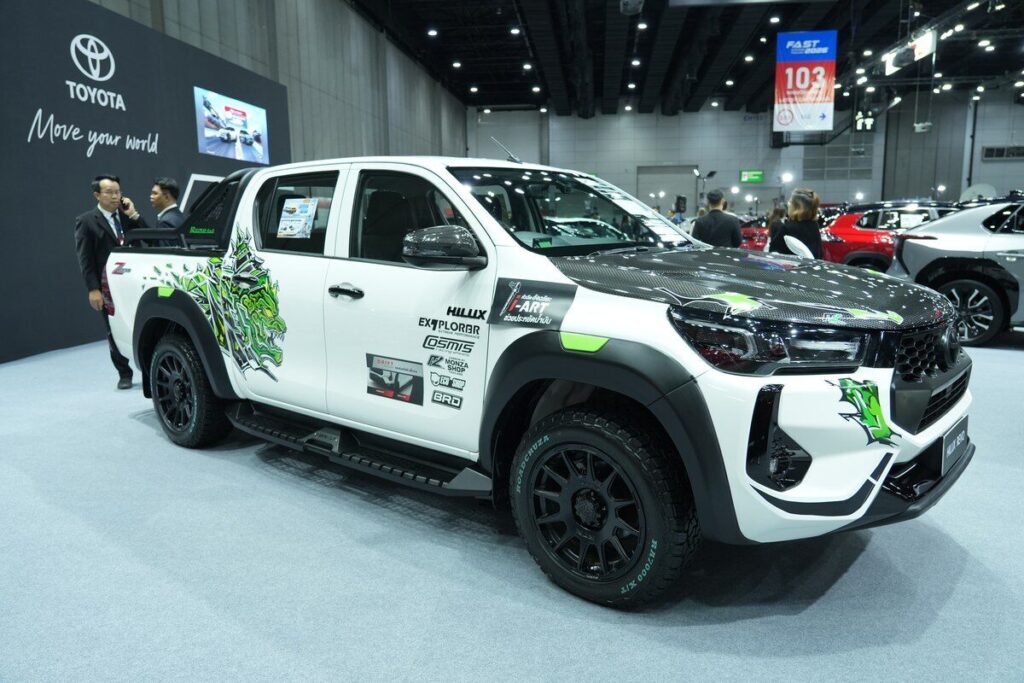 Toyota Hilux Revo Double Cab Z Edition 2026 มุมข้างหน้า