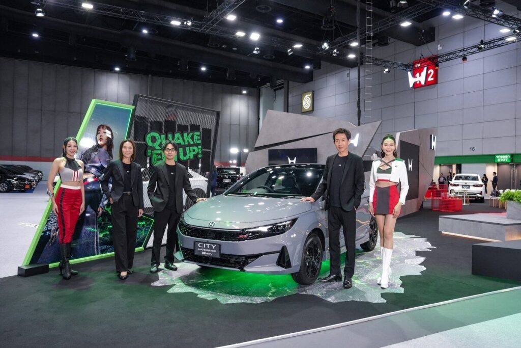 ผู้บริหารและทีมงาน Honda ร่วมถ่ายภาพในบูท FAST Auto Show 2026
