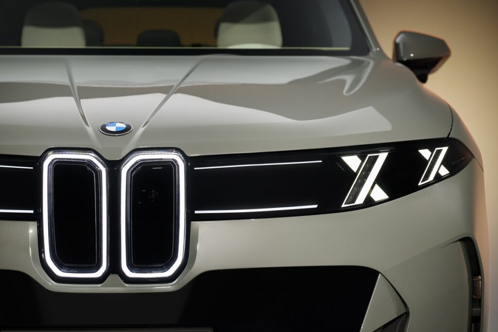กระจังหน้าไตคู่และไฟหน้า BMW iX5 60 xDrive 2026