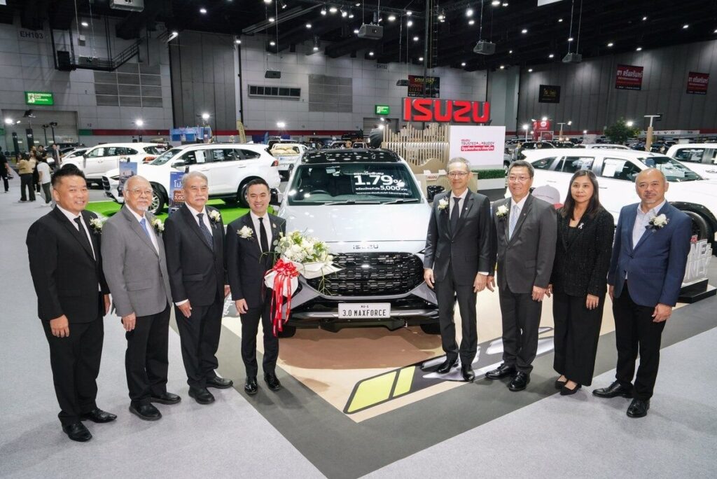 คณะผู้บริหารและแขกในพิธีเยี่ยมชมบูธ Isuzu ในงาน FAST Auto Show 2026