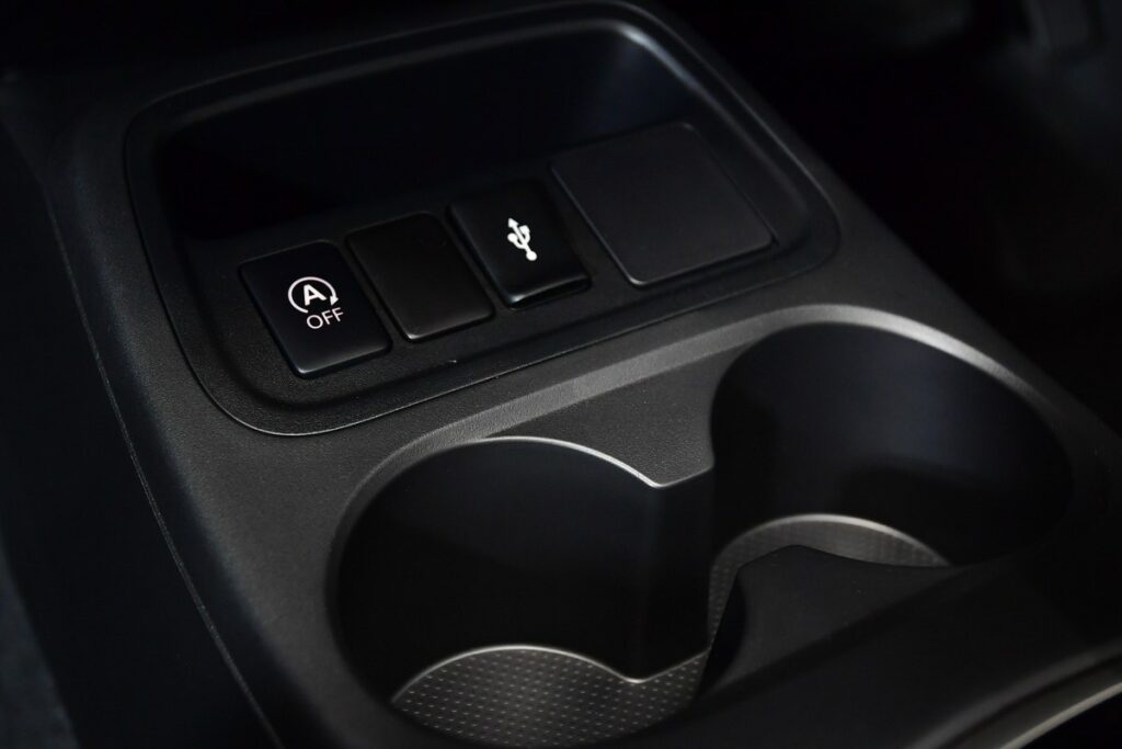 ช่องวางแก้วและสวิตช์ภายใน Mitsubishi Attrage 2026