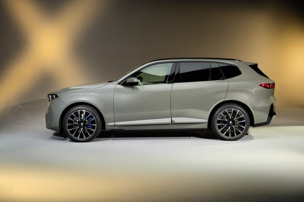 BMW iX5 60 xDrive 2026 มุมด้านข้างในสตูดิโอ