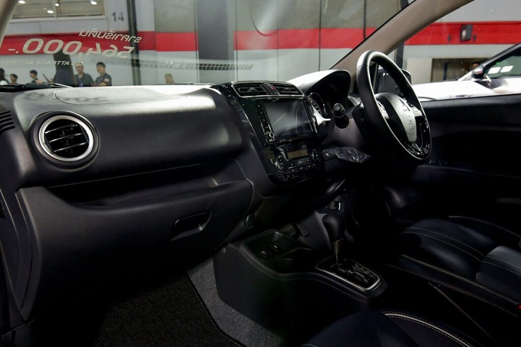มุมมองห้องโดยสารด้านหน้า Mitsubishi Attrage 2026