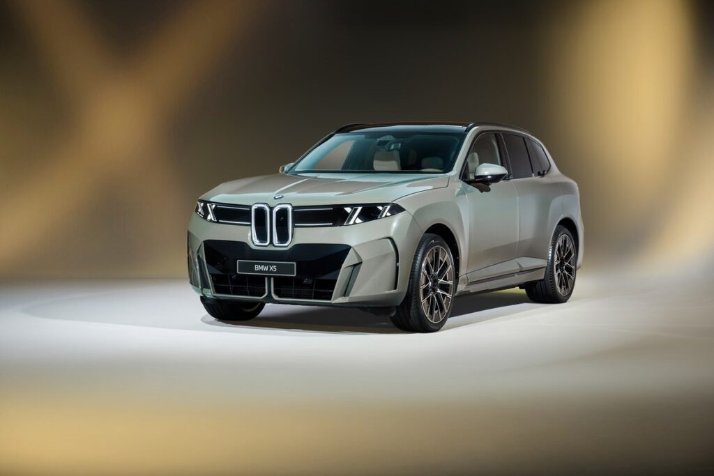 BMW iX5 60 xDrive 2026 มุมหน้าสามส่วนในสตูดิโอ