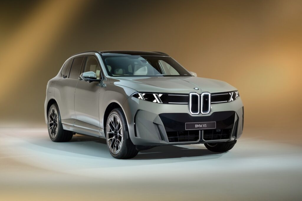 BMW iX5 60 xDrive 2026 มุมหน้าสามส่วนอีกมุมในสตูดิโอ