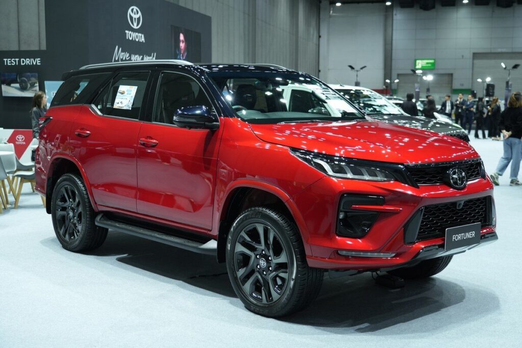 Toyota Fortuner Leader G Plus 2026 มุมข้างหน้า
