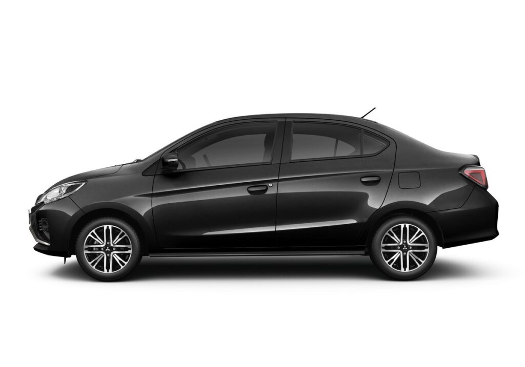 Mitsubishi Attrage 2026 สี Jet Black Mica มุมด้านข้าง